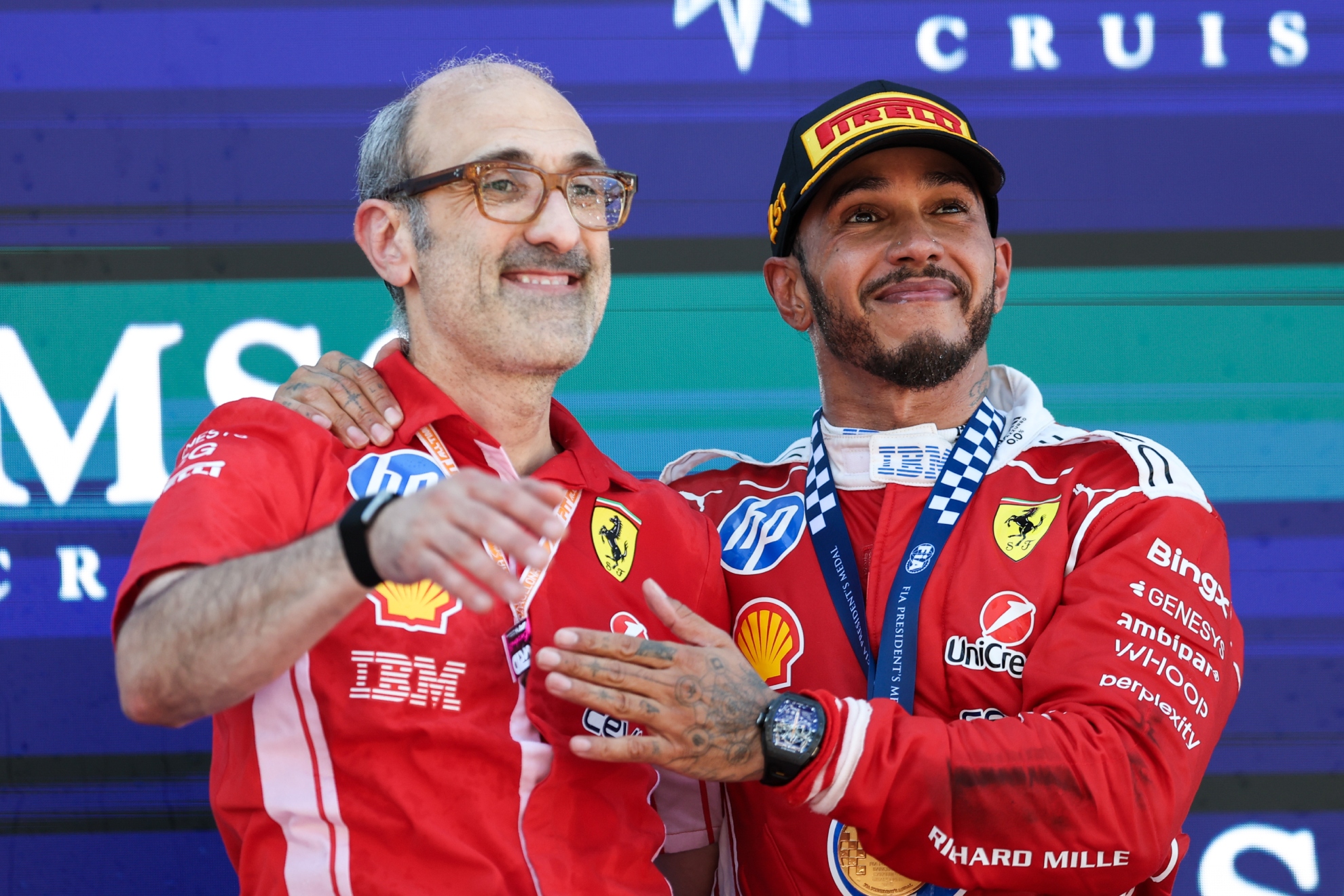 Carlo Santi compartió la gloria de la victoria en el podio de Montmeló