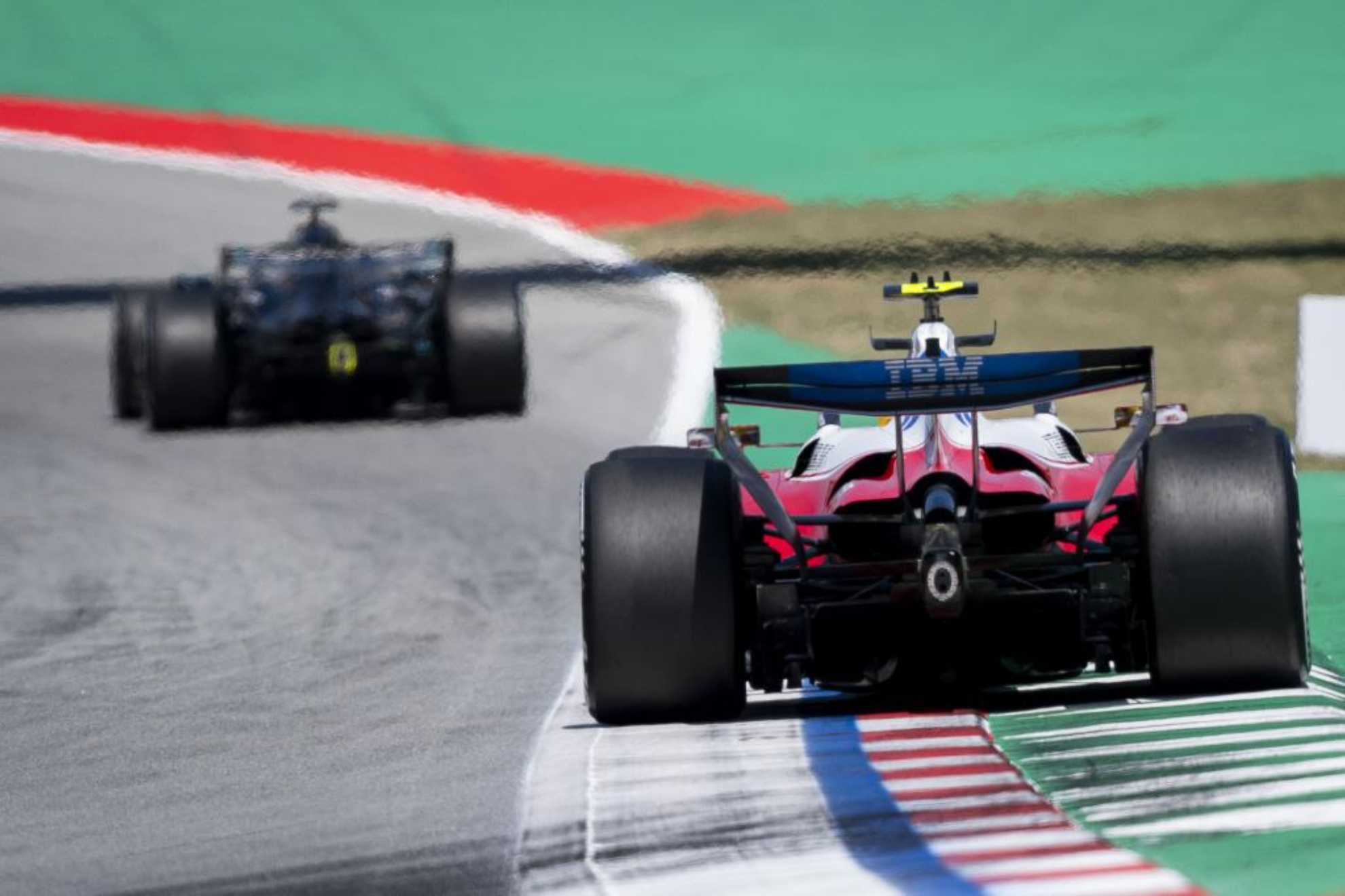 Hamilton persigue a uno de los Mercedes en Montmeló.
