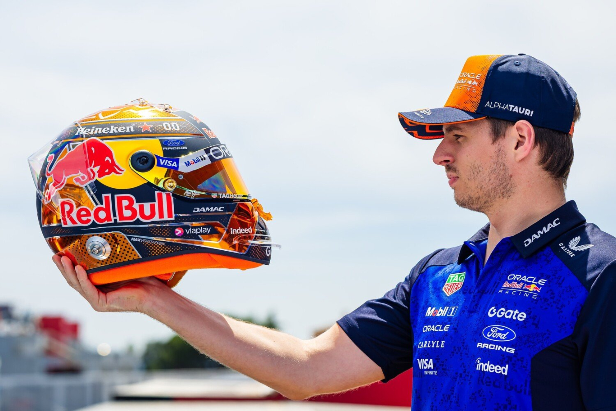 Verstappen y su nuevo casco para Austria.