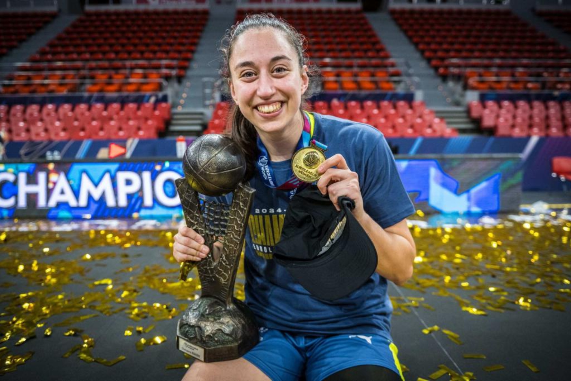 Maite Cazorla, después de ganar la Euroliga Femenina en 2025. FIBA