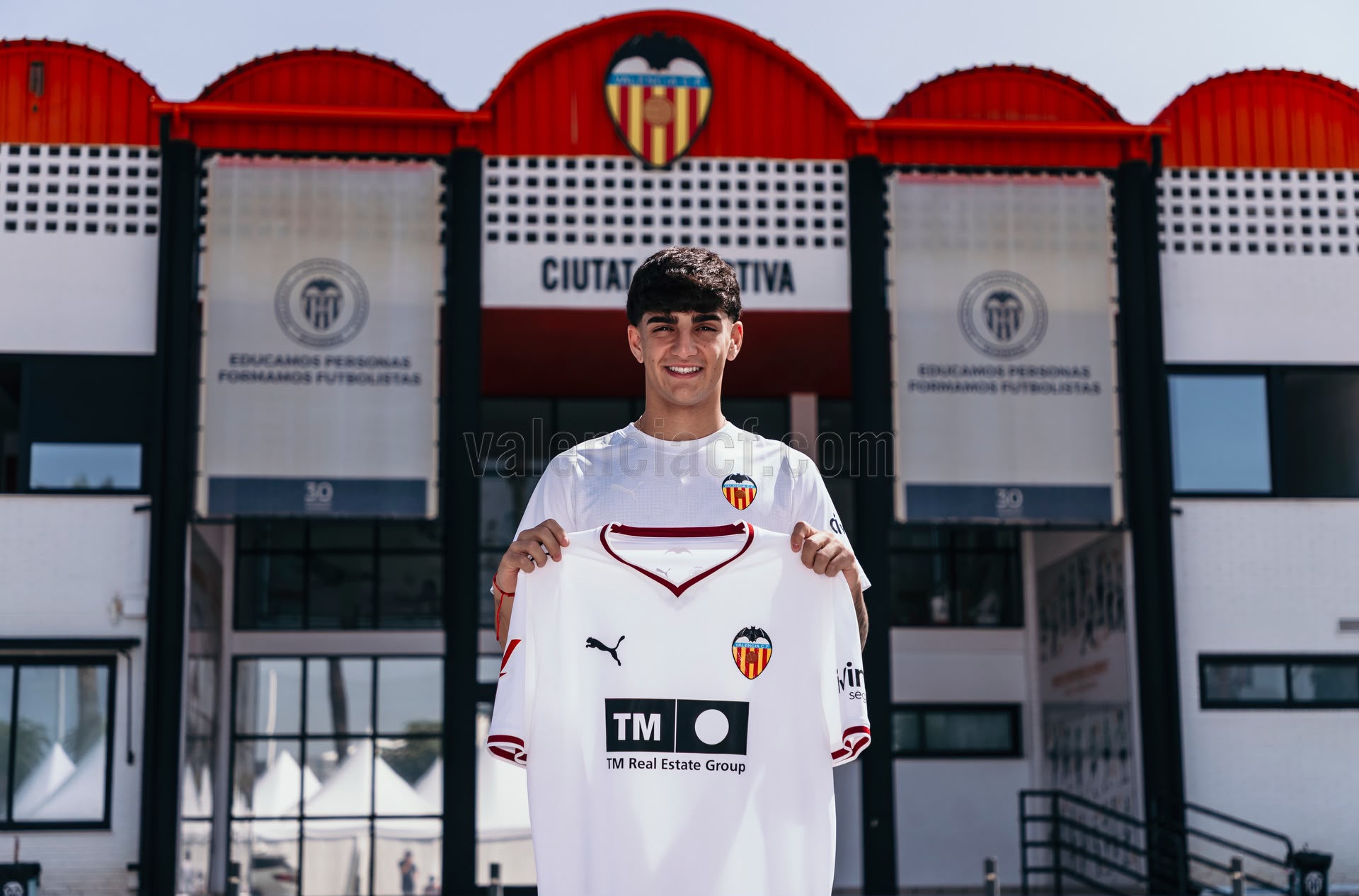 Víctor JR posa frente al edificio principal de la ciudad deportiva de Paterna.