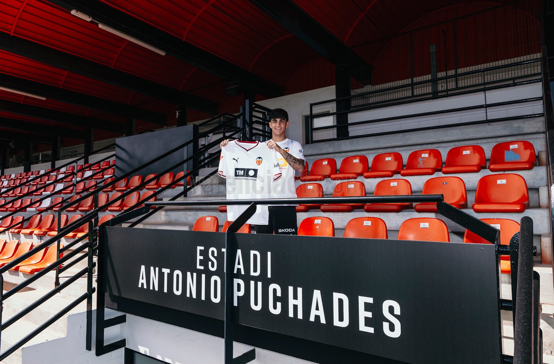 Víctor JR, en el palco del estadio Antonio Puchades, en la ciudad deportiva de Paterna.
