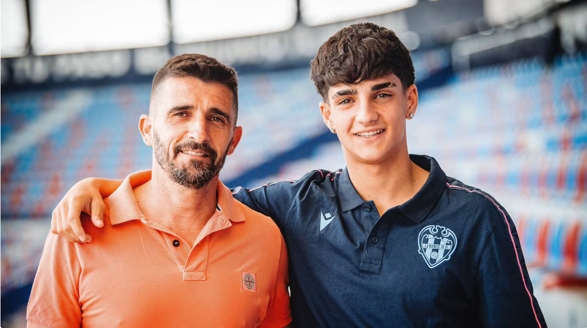 Víctor JR, con su padre, el exjugador Víctor Fernández en el palco del Ciutat.