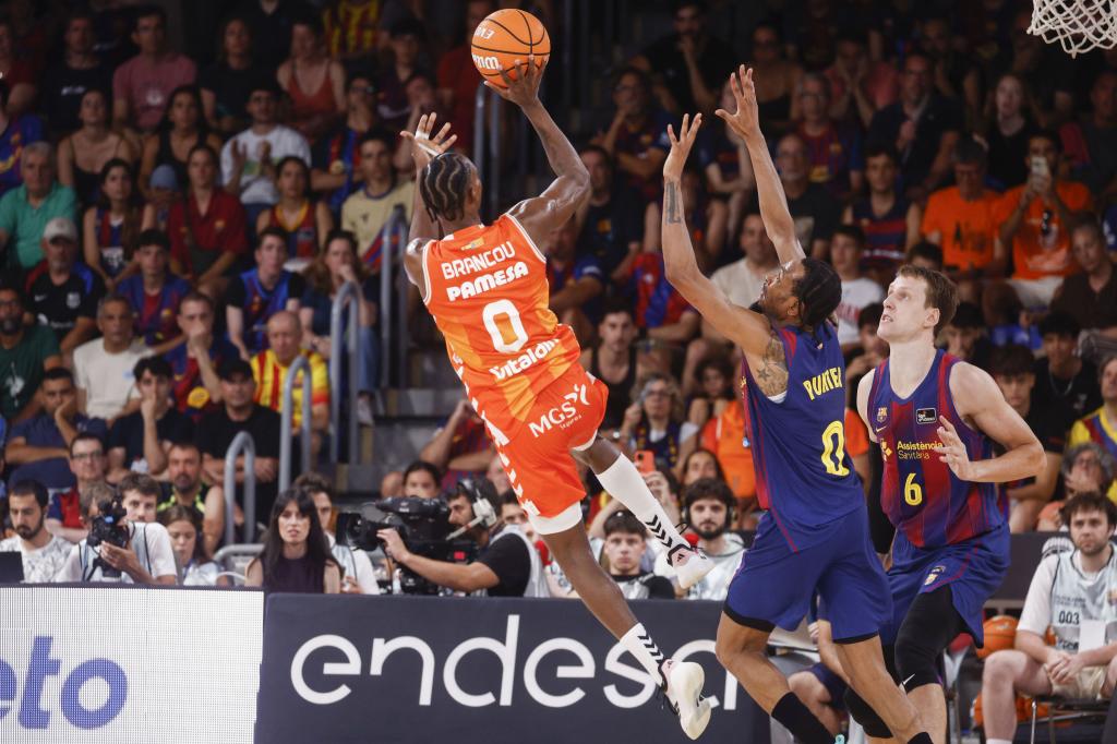 Brancou Badio lanza a canasta ante el escolta del Barcelona Kevin Punter.