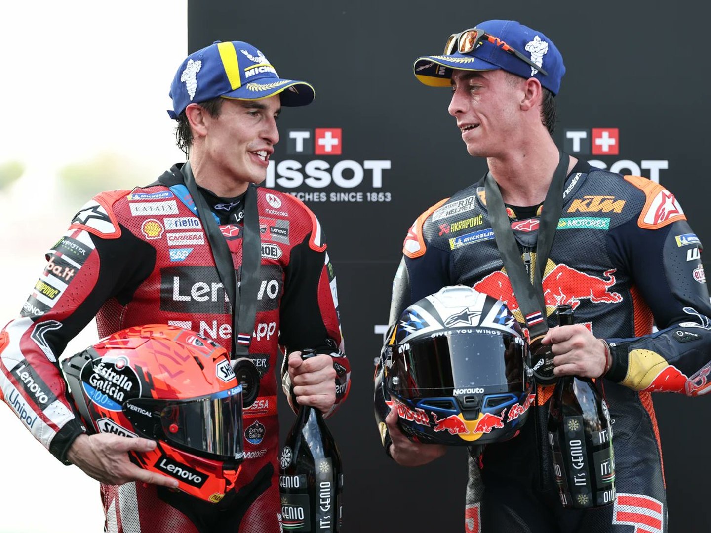 Pedro Acosta y Marc Márquez, en el podio.