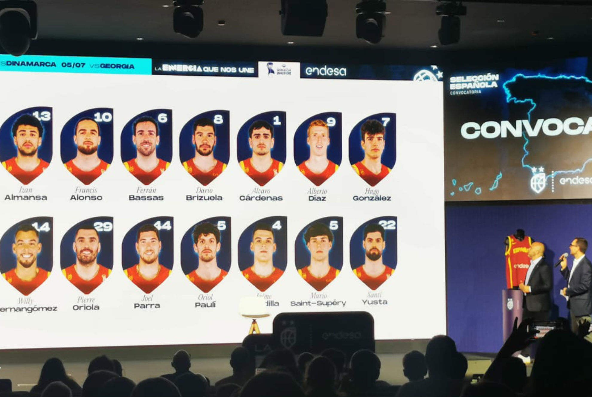 Chus Mateo con la lista de convocados.