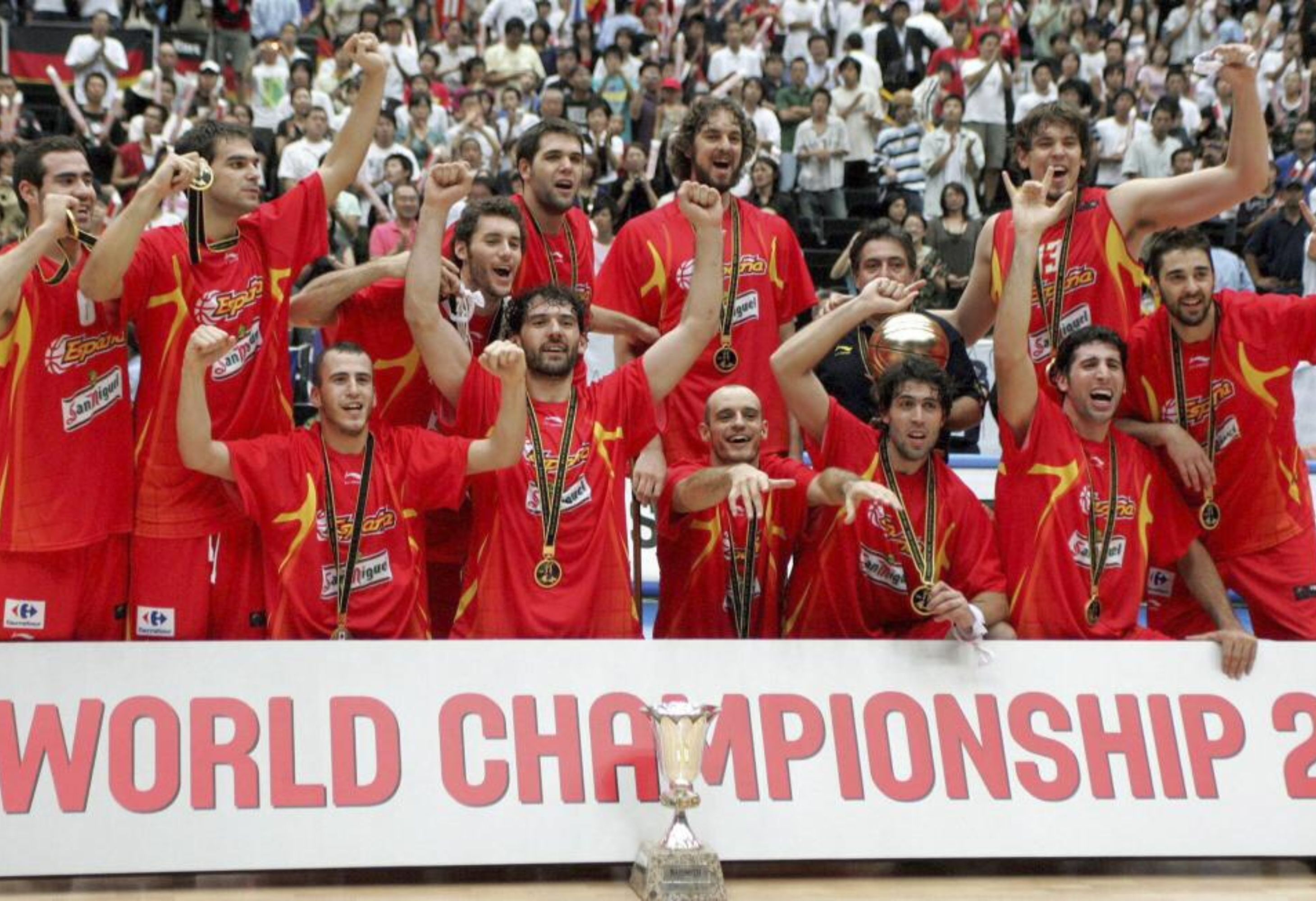 Los jugadores de la selección española de 2006 celebran el Mundial logrado en Japón.