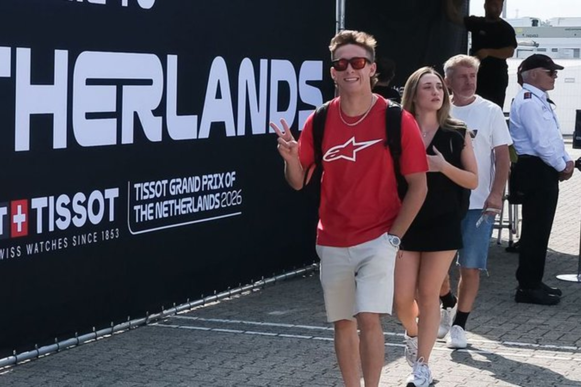 Acosta, de rojo al entrar en Assen.