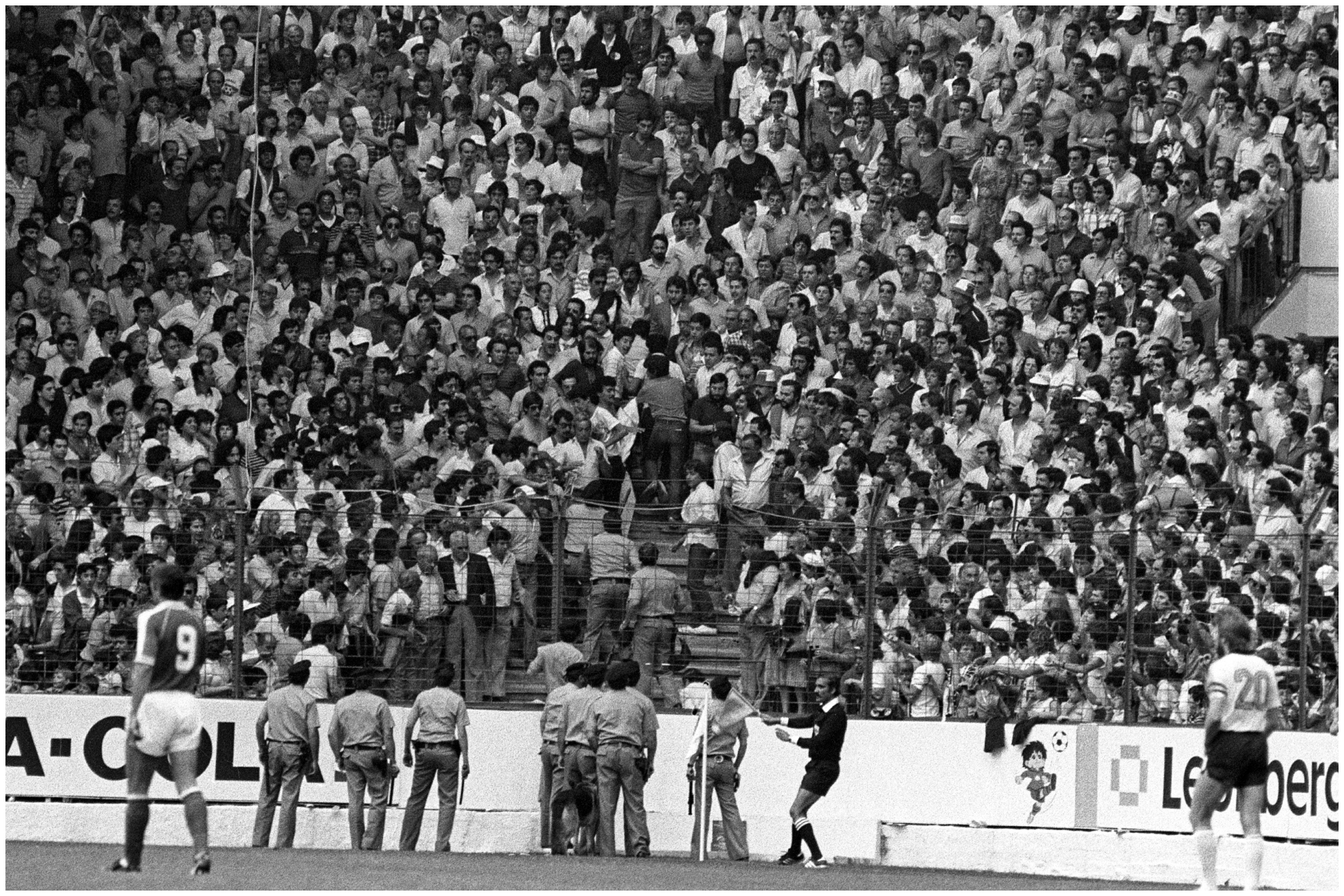 The police are trying to control the incidents that occurred in the stands.