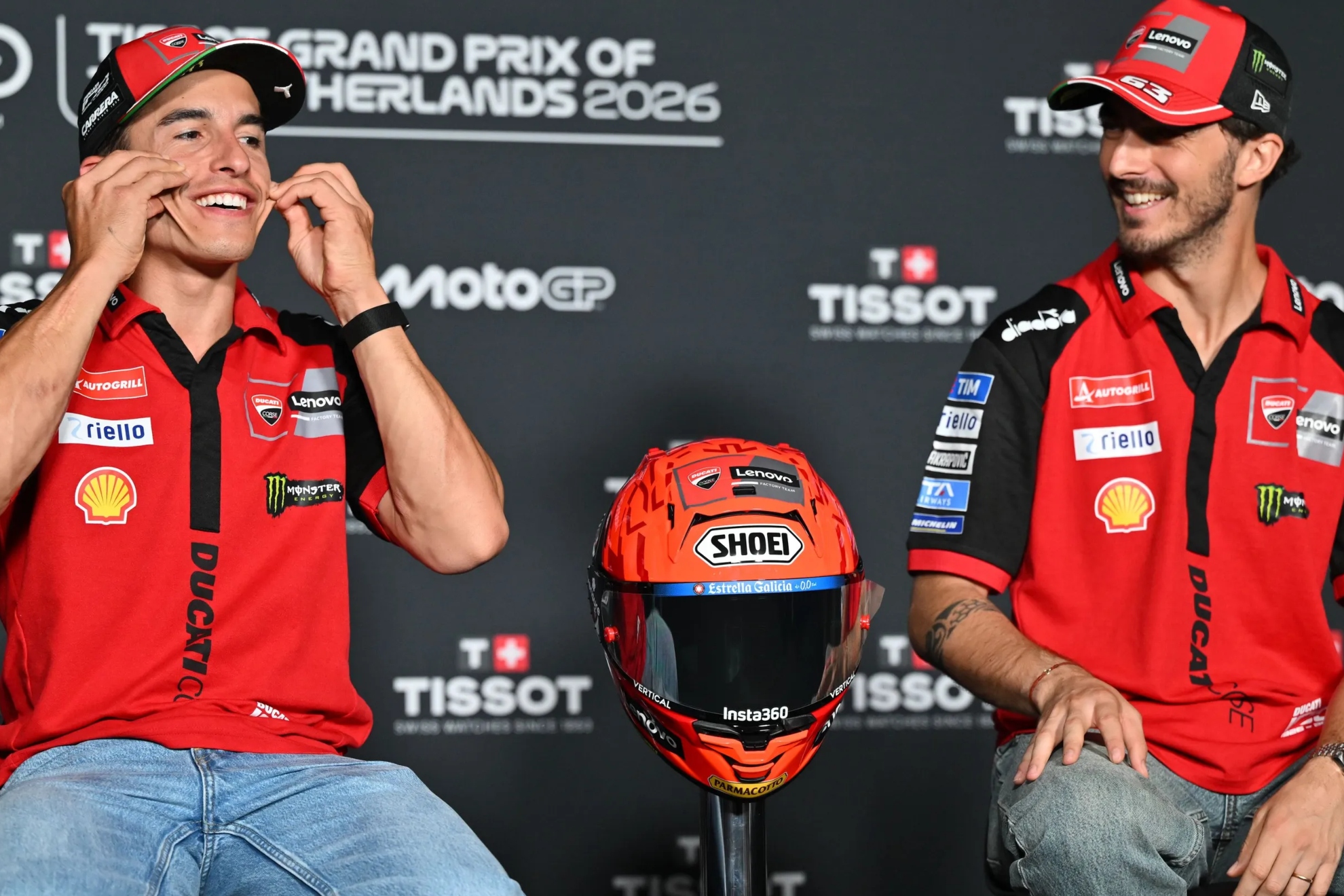 Marc Márquez, como un 'monstruo', con Pecco Bagnaia, en Assen.