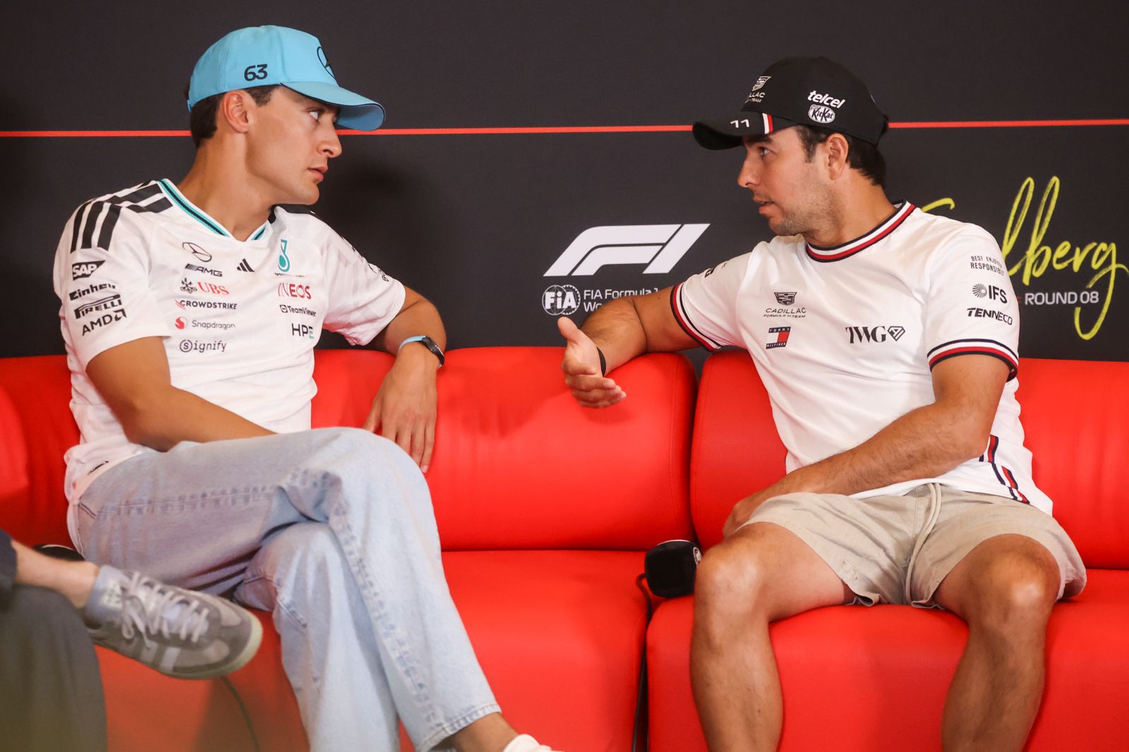 Russell, hablando con Checo Pérez, en el GP de Austria.