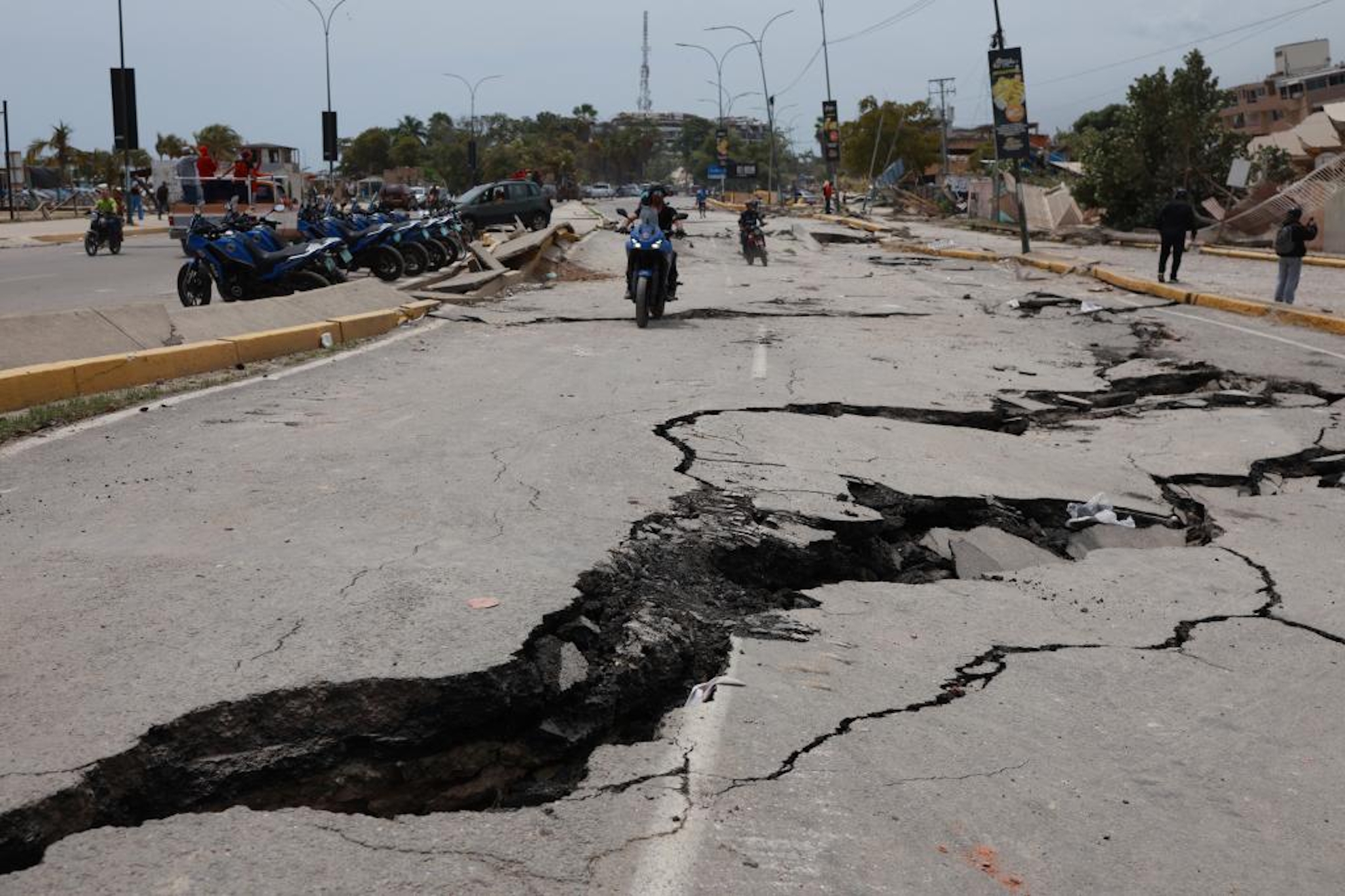 Una carretera dañada por los terremotos. AP