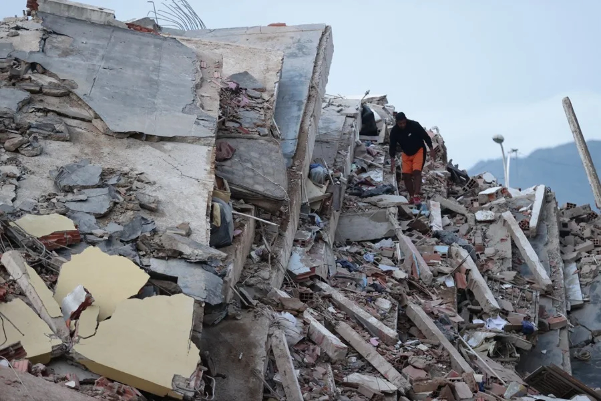 Escombros de un edificio derrumbado EFE