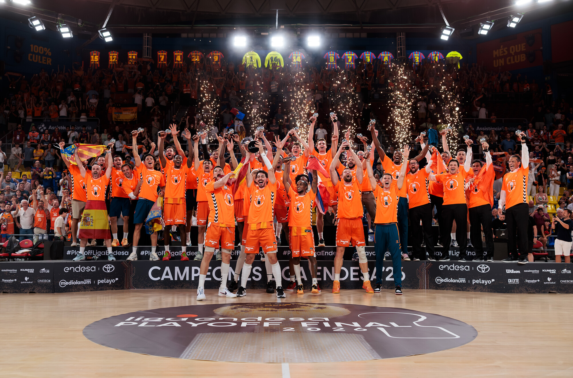 Los jugadores del Valencia Basket celebran el título de la Liga Endesa.