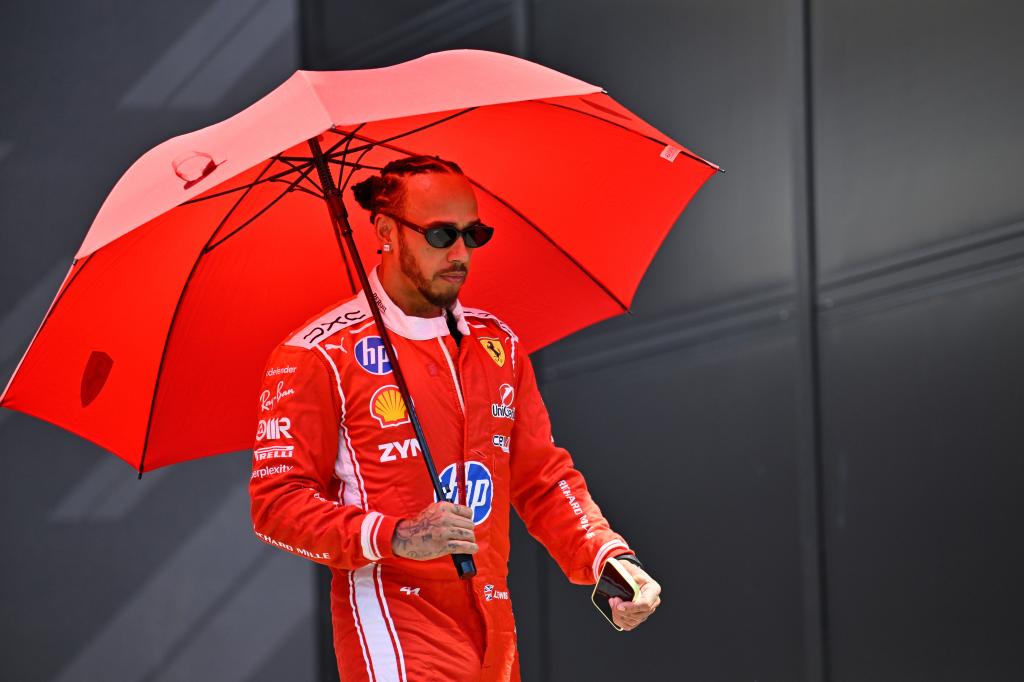 Hamilton protegiéndose del sol con un paraguas, en el GP de Austrai.