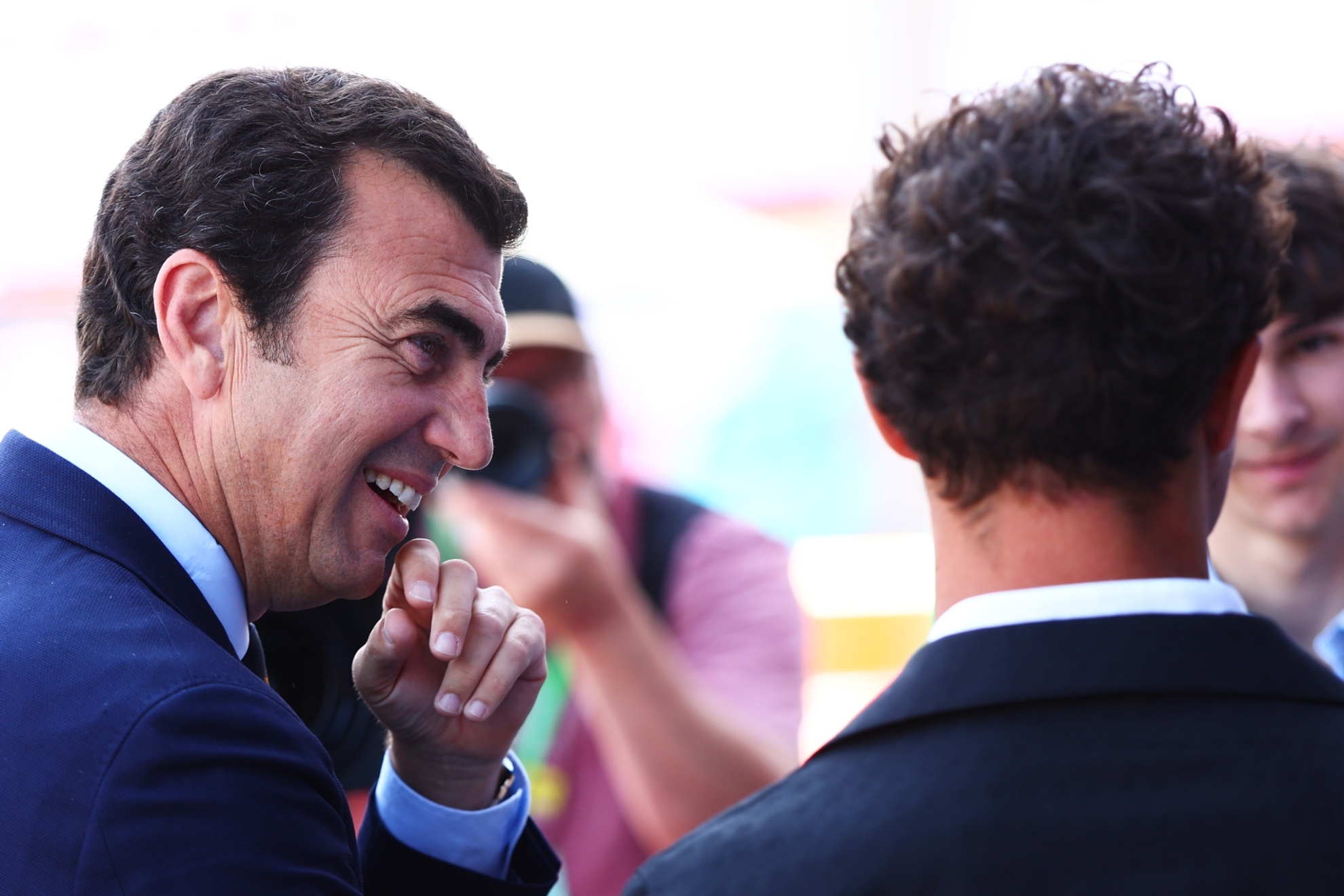 Alberto Longo charla con Lando Norris en Mónaco