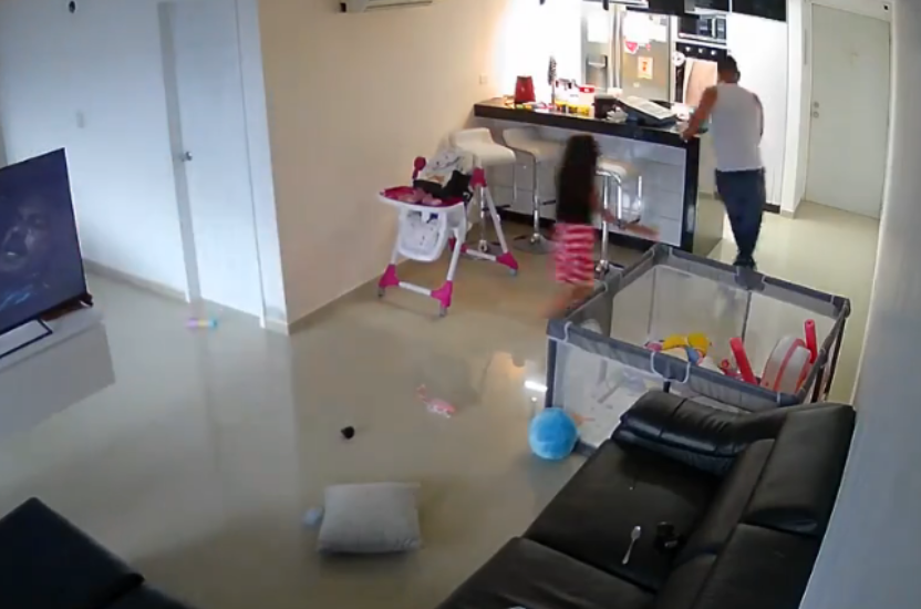 Momento en el que un padre y su hija huyen de su vivienda tras recibir la alerta en su dispositivo móvil X (@WismerM)
