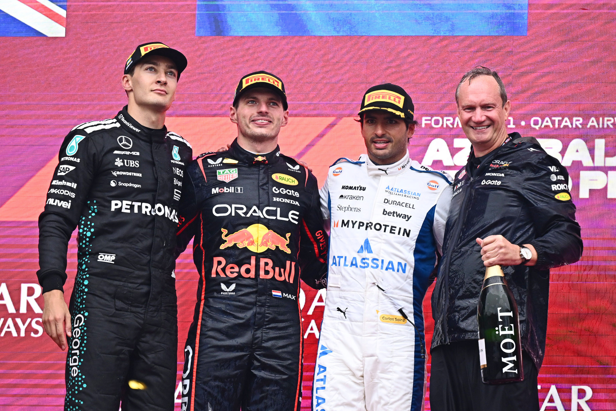 Monaghan, en el podio de Bakú 2025 con Verstappen, Russell y Sainz.