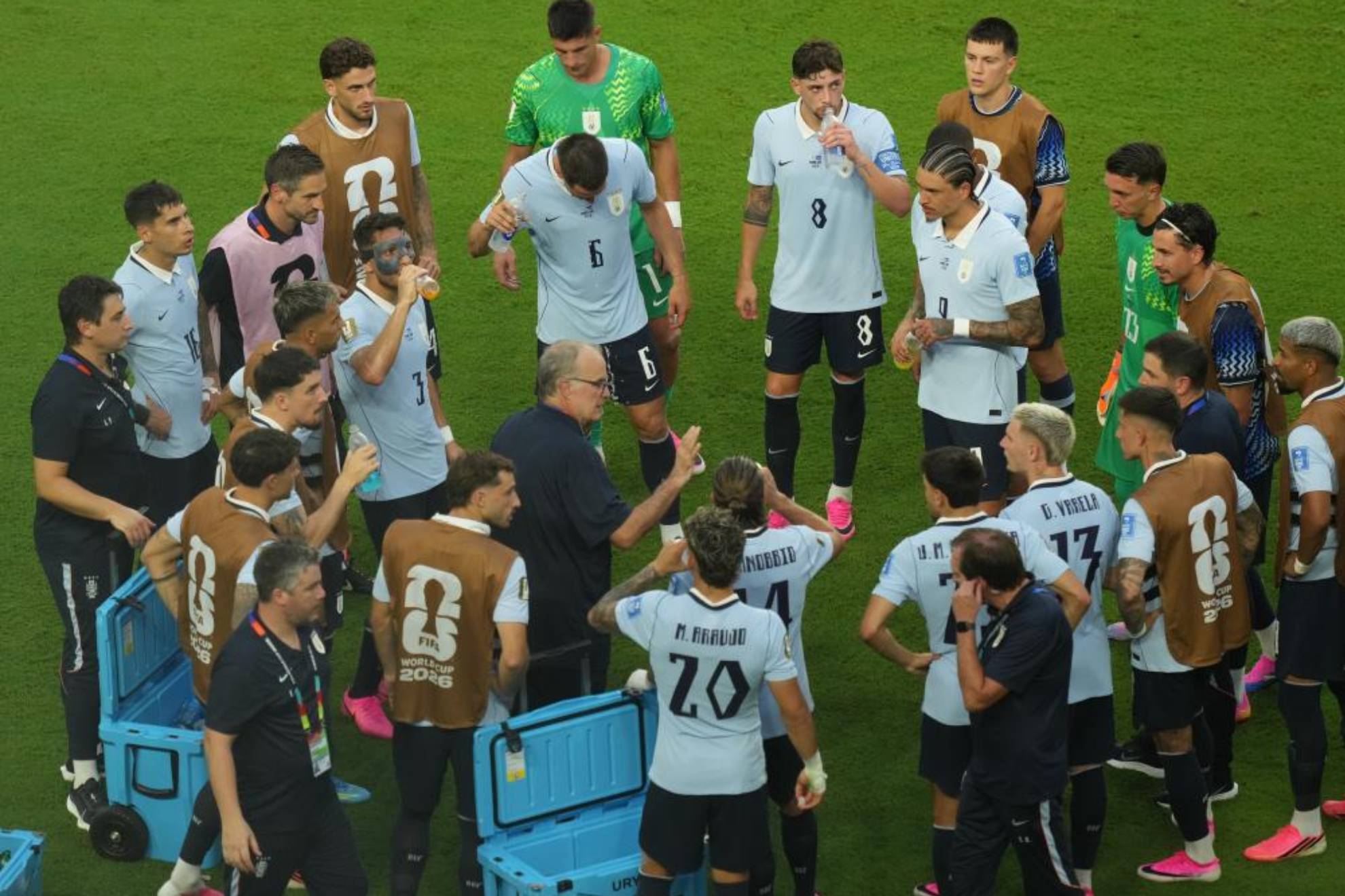 Bielsa se dirige a sus jugadores durante la pausa de hidratación