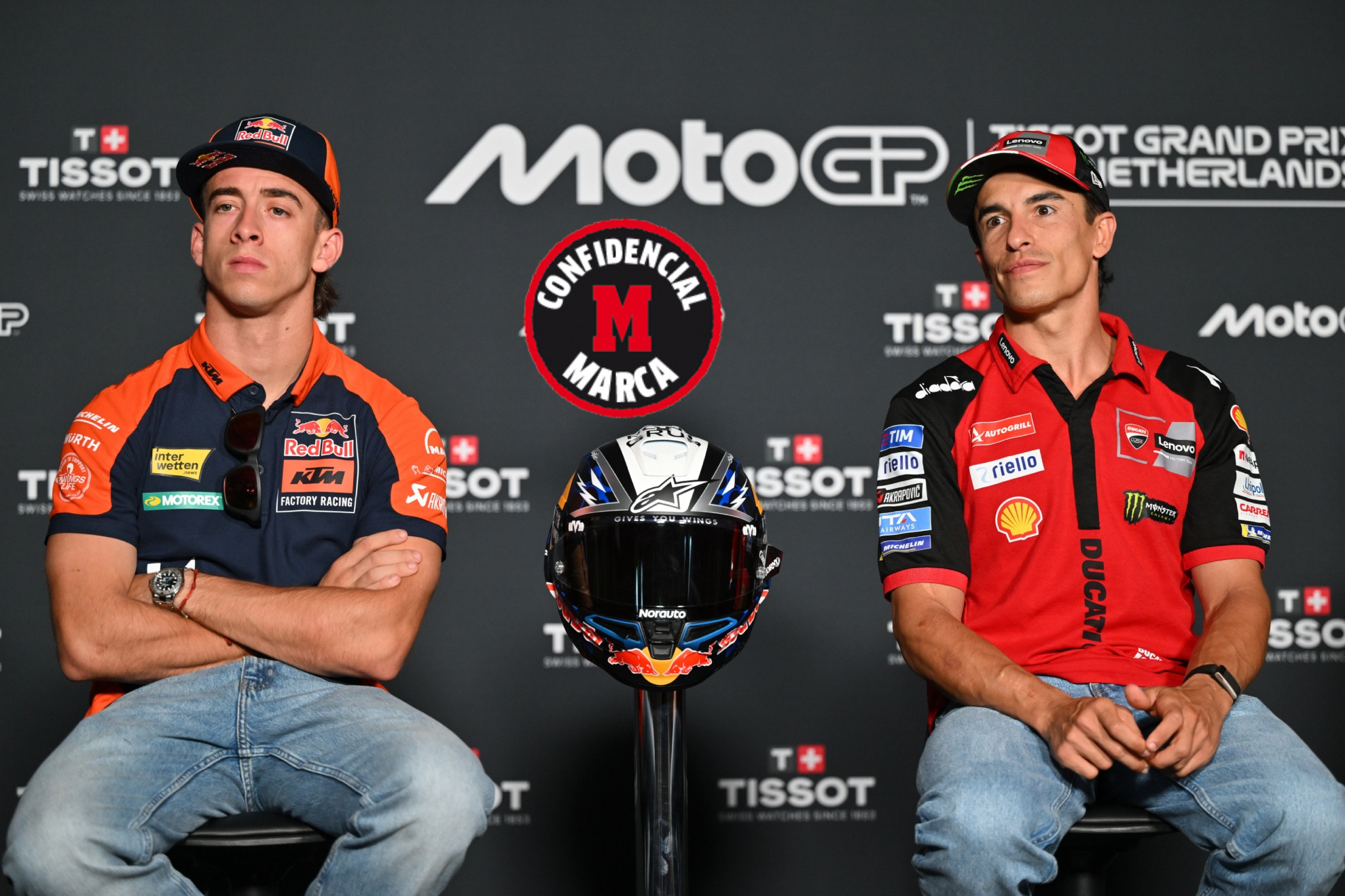 Pedro Acosta, junto a Marc Márquez, en Assen.