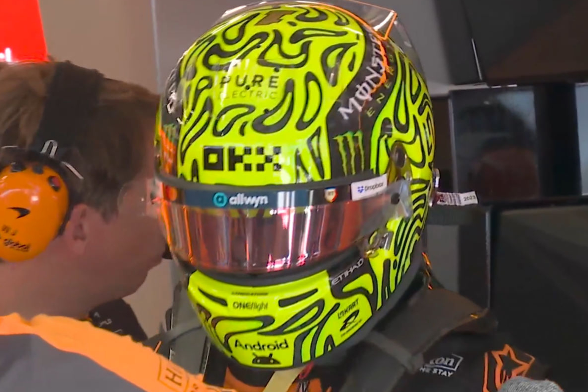 Norris, en el box de McLaren.