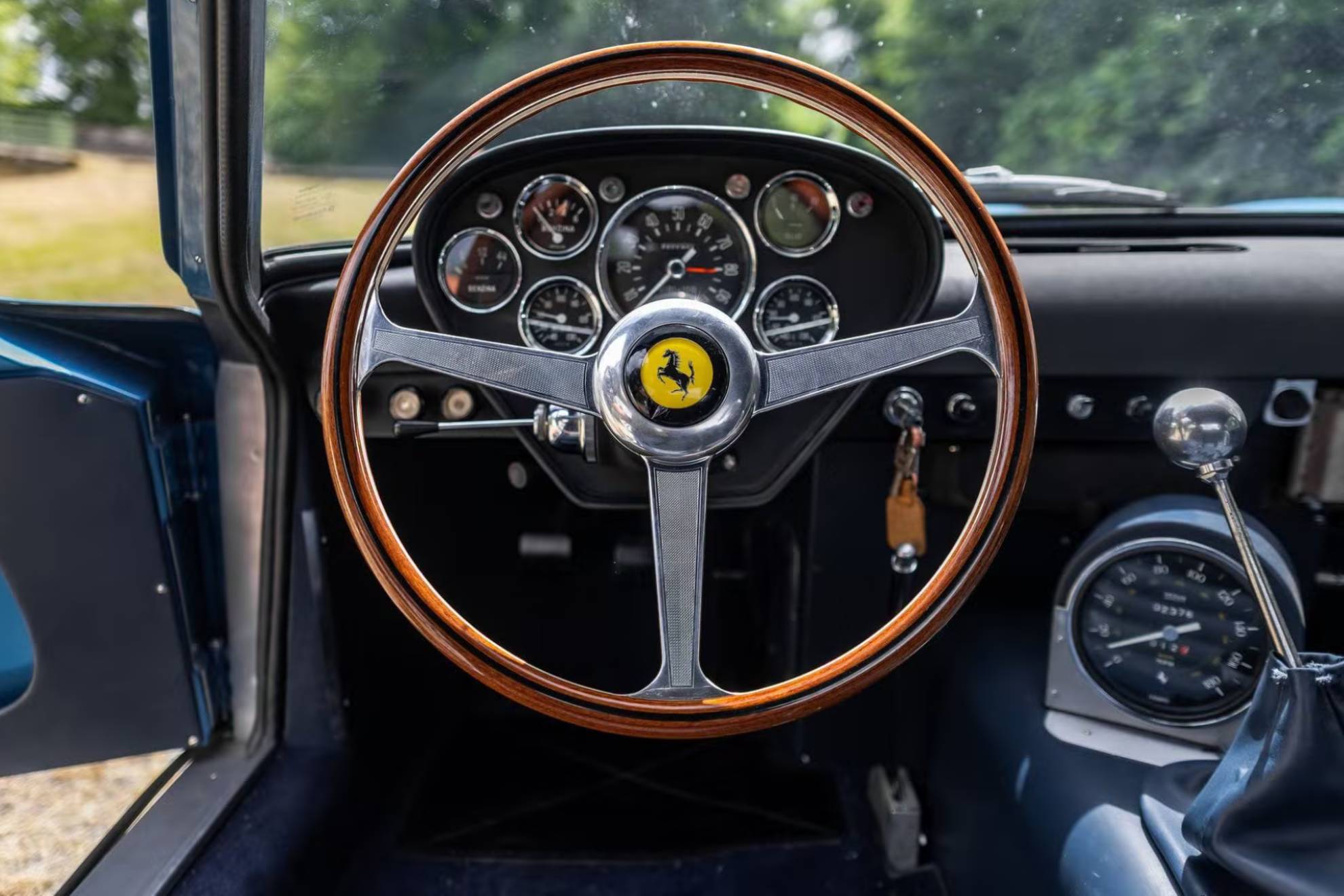 El volante es original Ferrari.