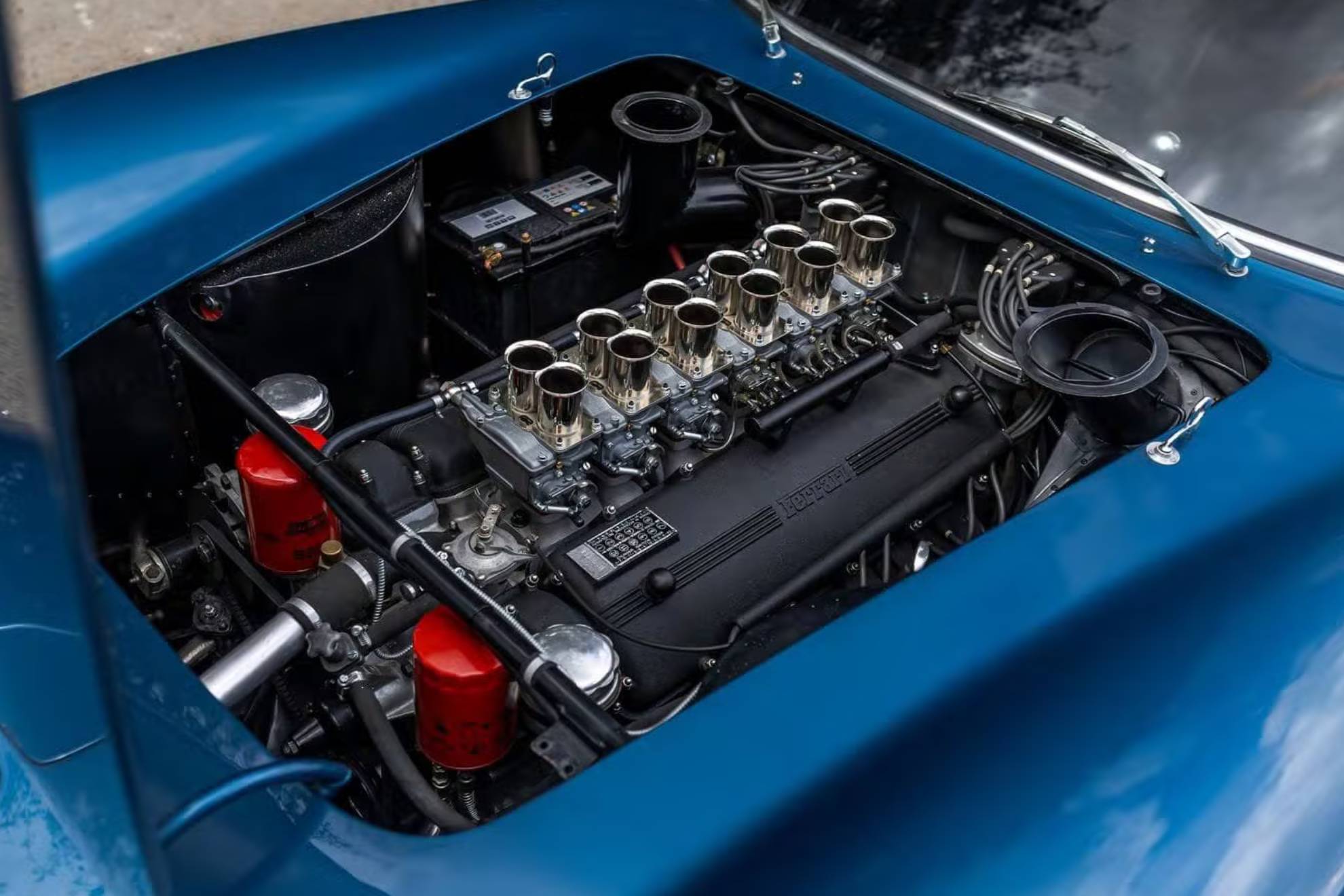 El motor V12 diseñado por Colombo es el mismo que equipaba el 250 GTO auténtico.