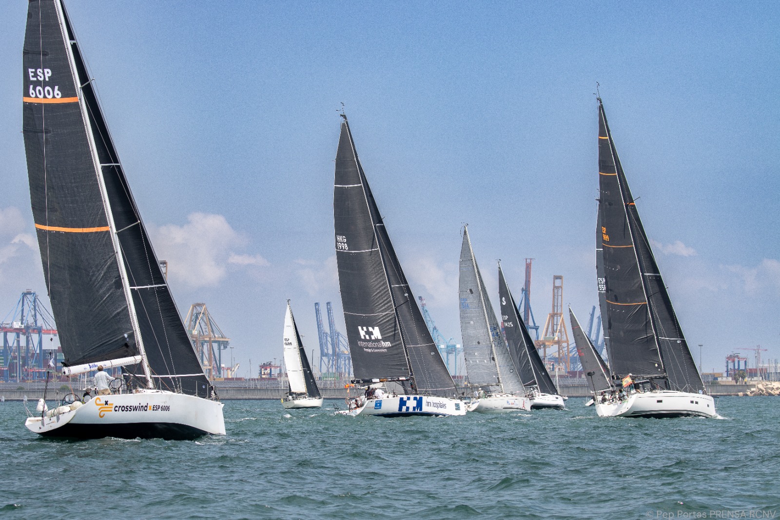 Quince barcos toman la salida en Valencia.