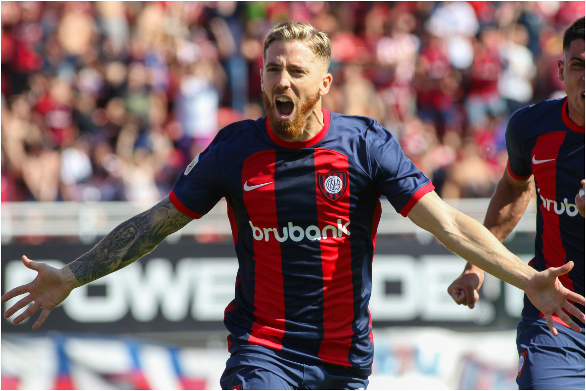 Muniain, cantando un gol con San Lorenzo.