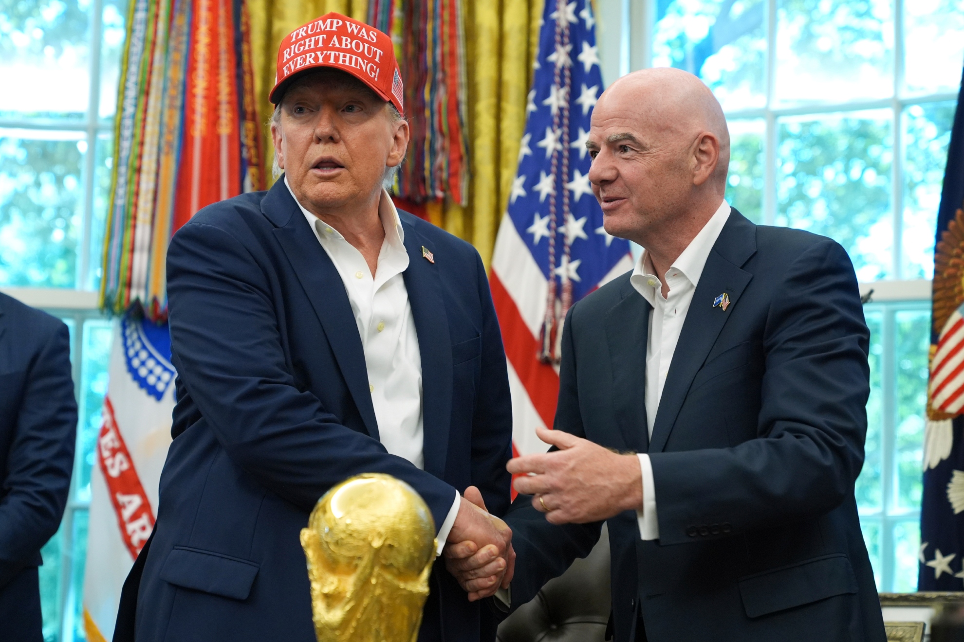 Infantino y Trump se saludan en el Despacho Oval de la Casa Blanca.