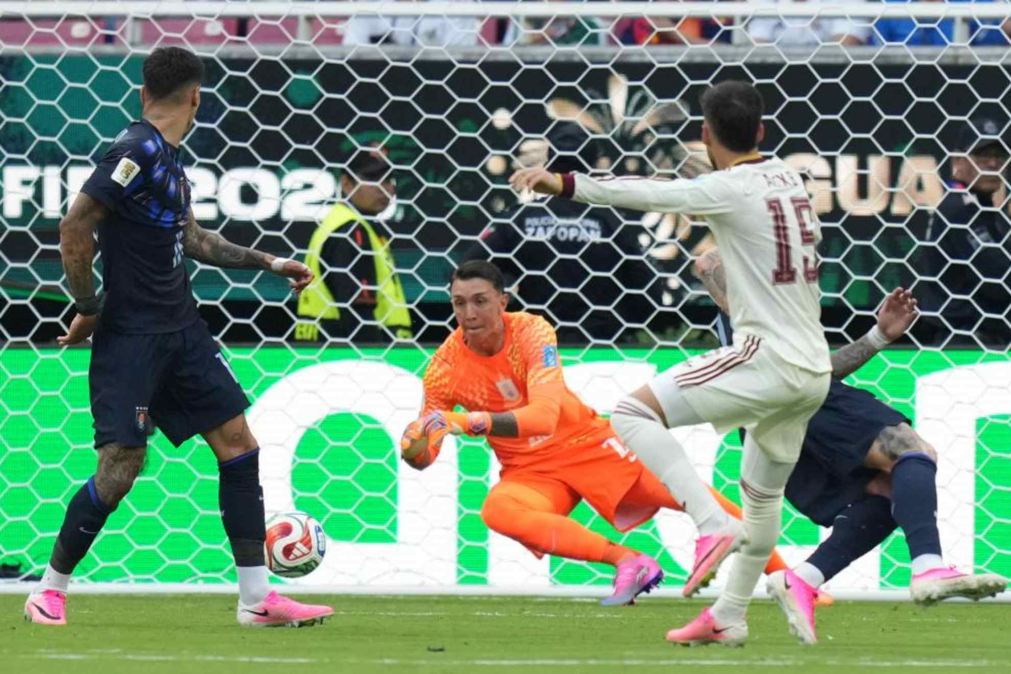 Baena dispara y bate a Muslera, al que se le escurre el balón.