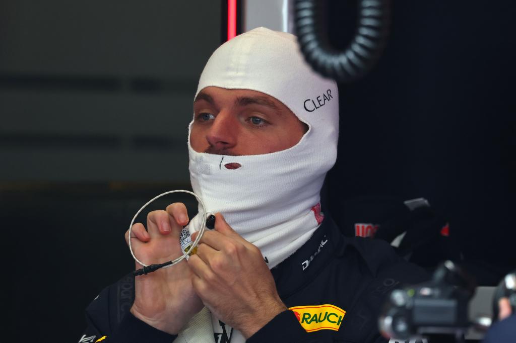 Verstappen, con el sotocasco colocado, en los libres del GP de Austria. EFE