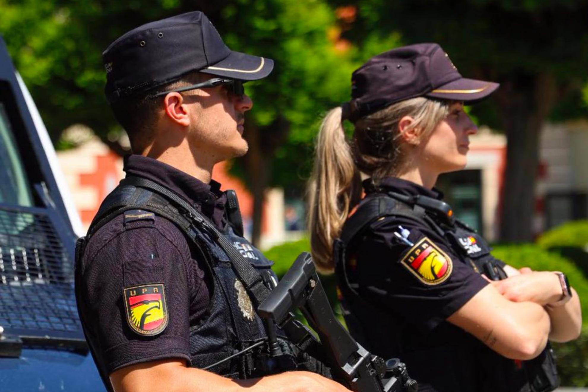 En la imagen, dos agentes del Cuerpo Nacional de Policía.