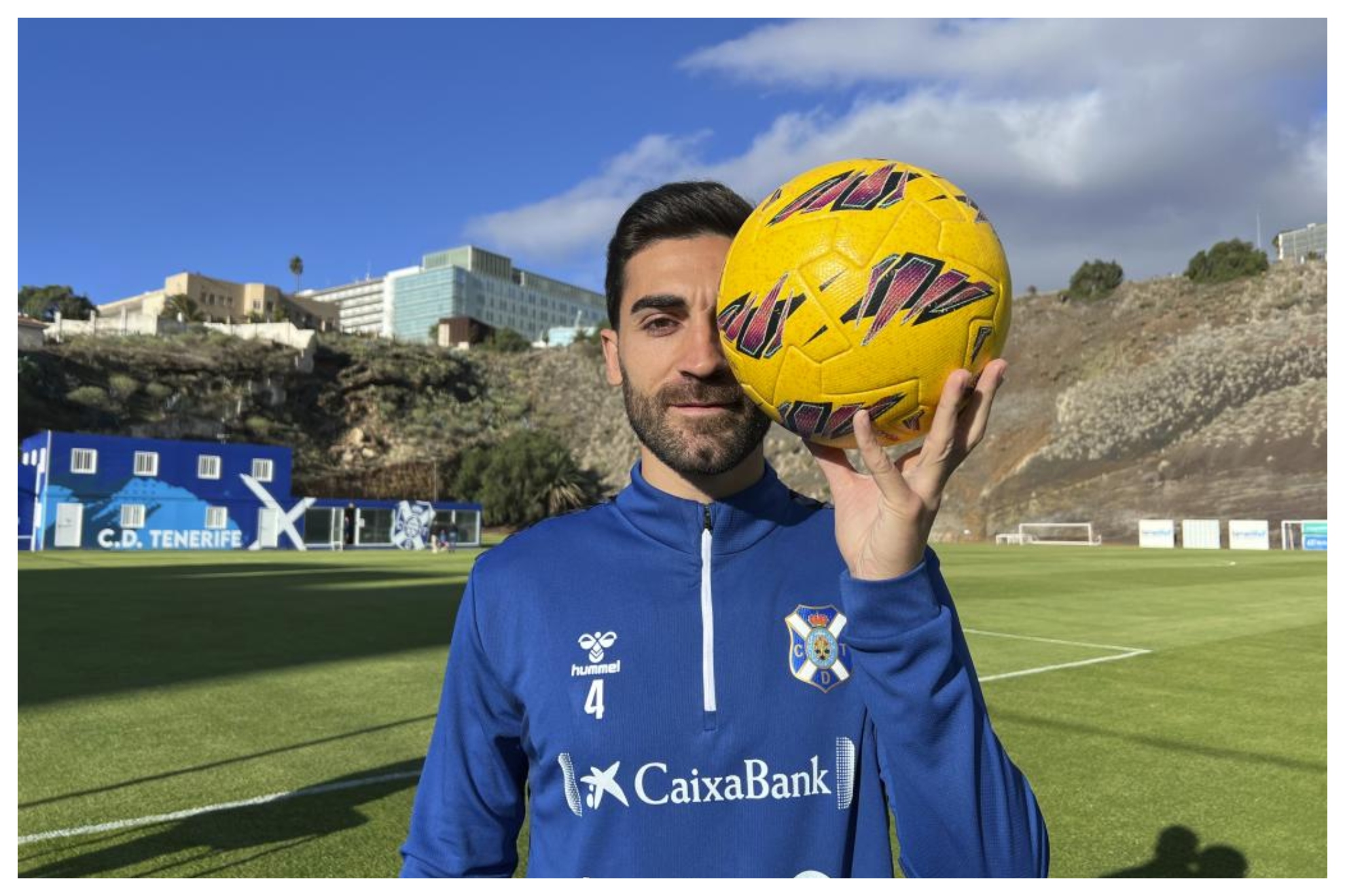 José León posa con un balón para un reportaje con MARCA