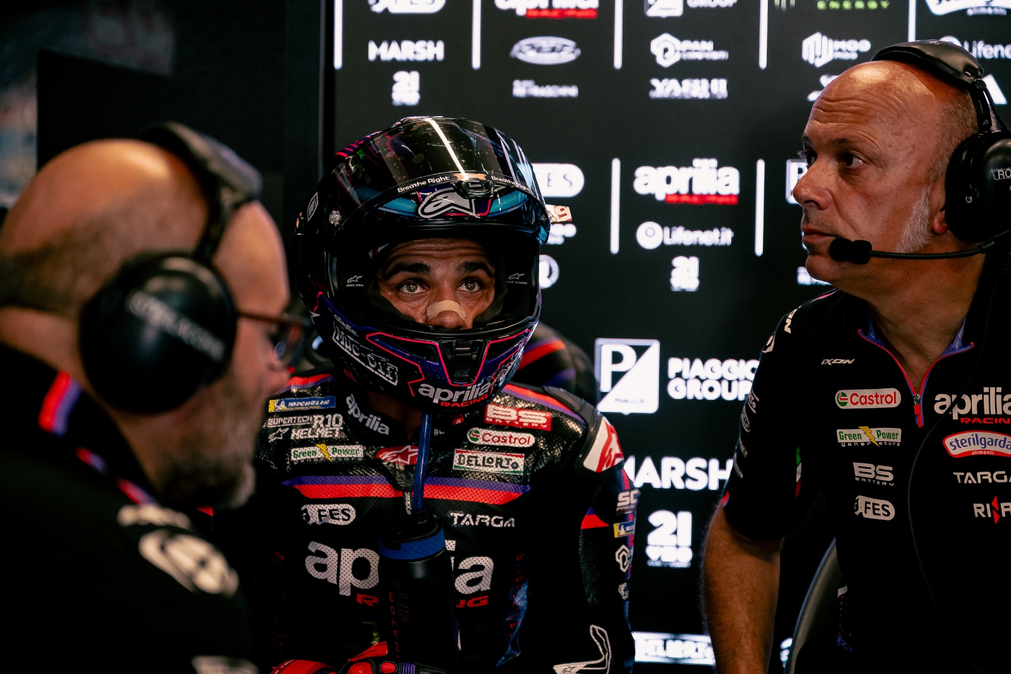 Jorge Martín, entre Sterlacchini y Romagnoli. APRILIA