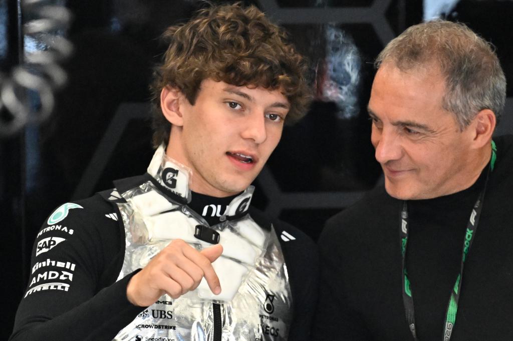 Kimi Antonelli, con su padre, Marco, en el box de Mercedes. LAPRESSE