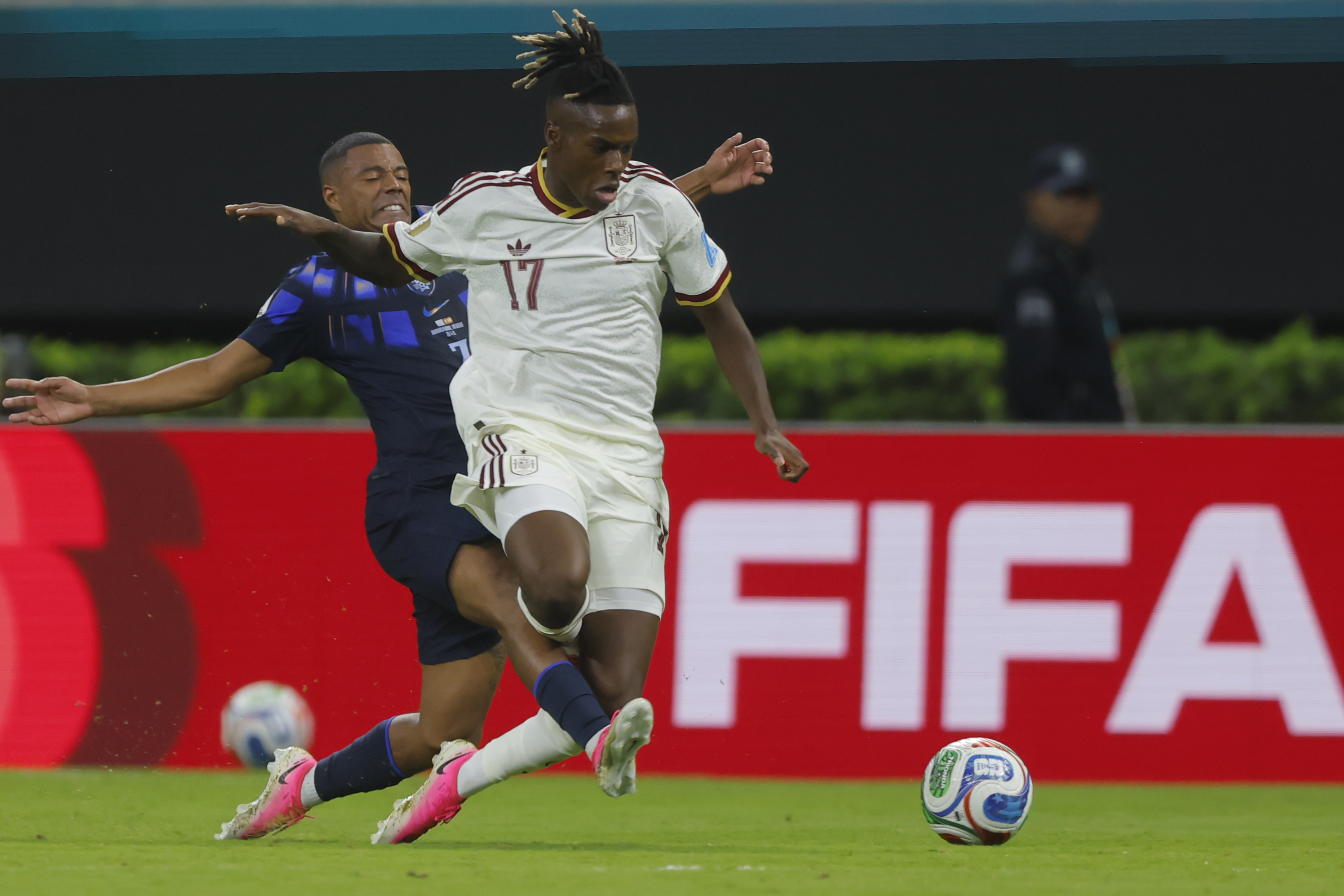 Nico Willimas ante Uruguay.