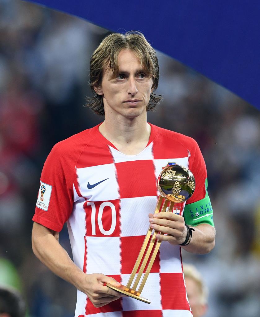 Luka Modric, com a Bola de Ouro da Copa do Mundo de 2018.