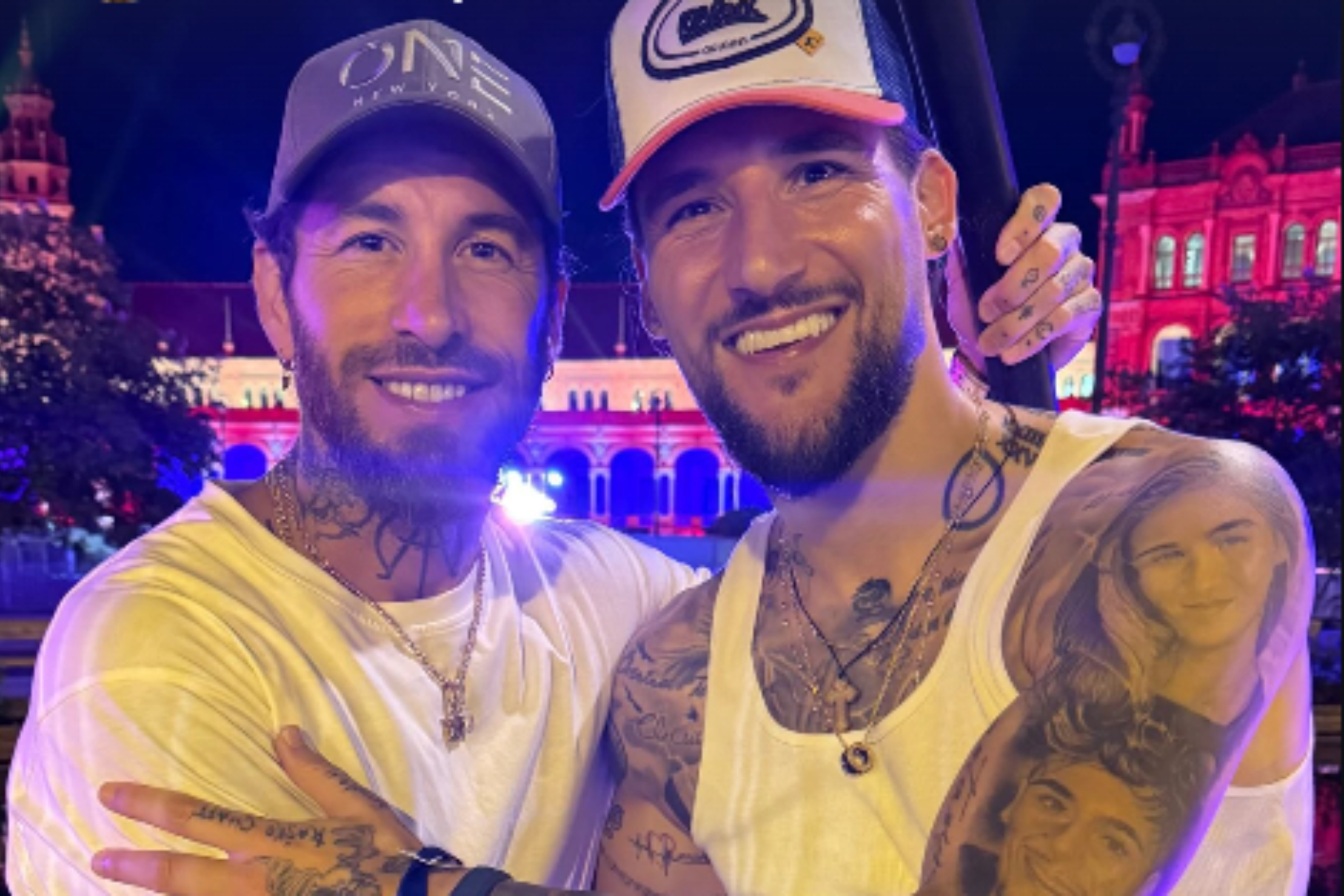 Sergio Ramos y Nemanja Gudelj, juntos en la Plaza de España