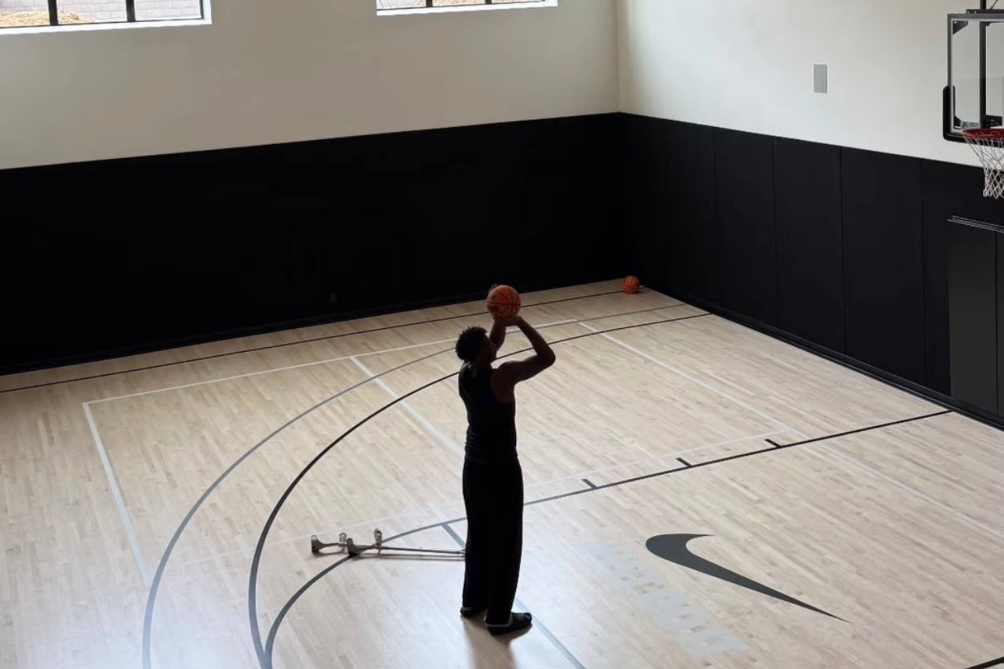 Great Osobor, con las muletas a un lado, lanza un tiro libre durante un entrenamiento.
