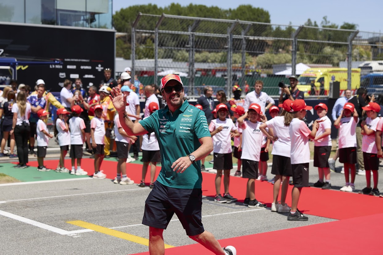Alonso, en la parrilla de Barcelona, de cuya carrera es embajador.