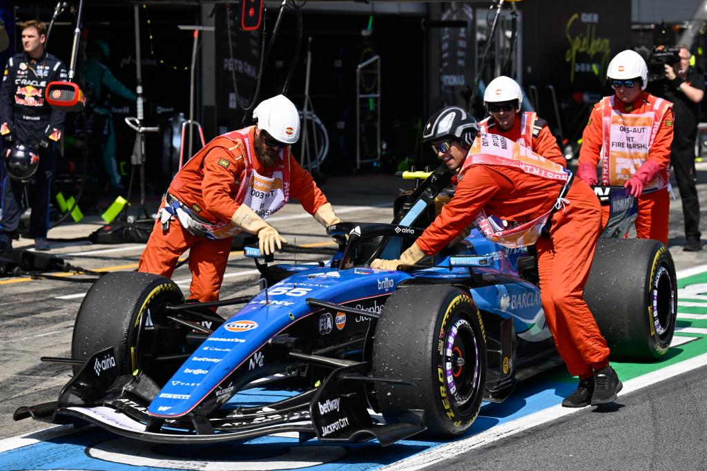 El coche de Sainz se sale de la pista.