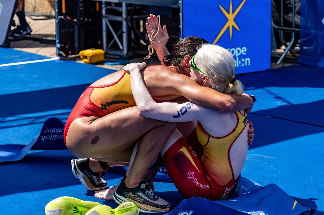 Susana Rodríguez y su guía Sara Pérez celebrando una victoria.