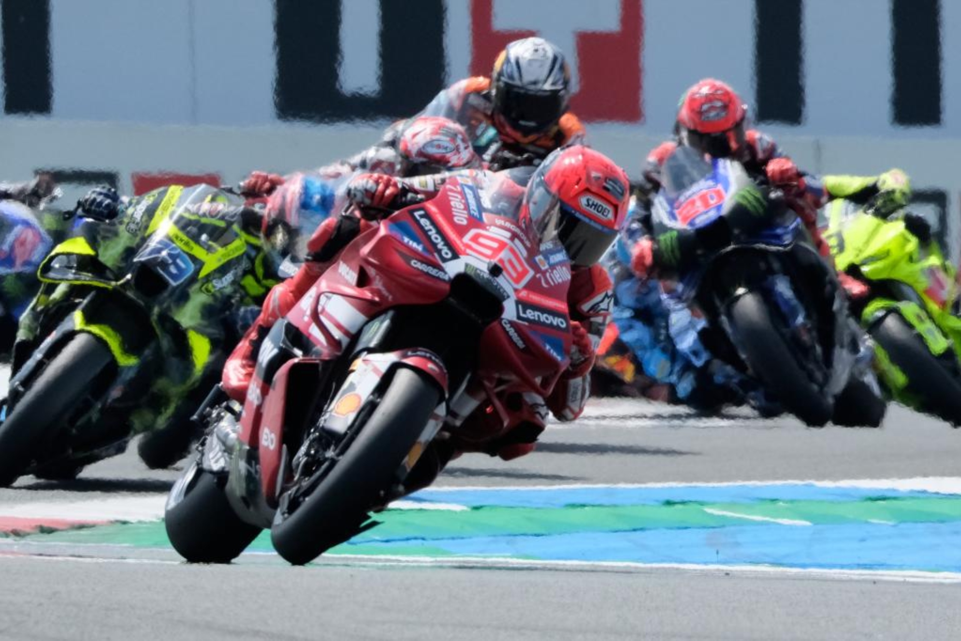 Marc Márquez, en carrera, delante de Ogura. EFE