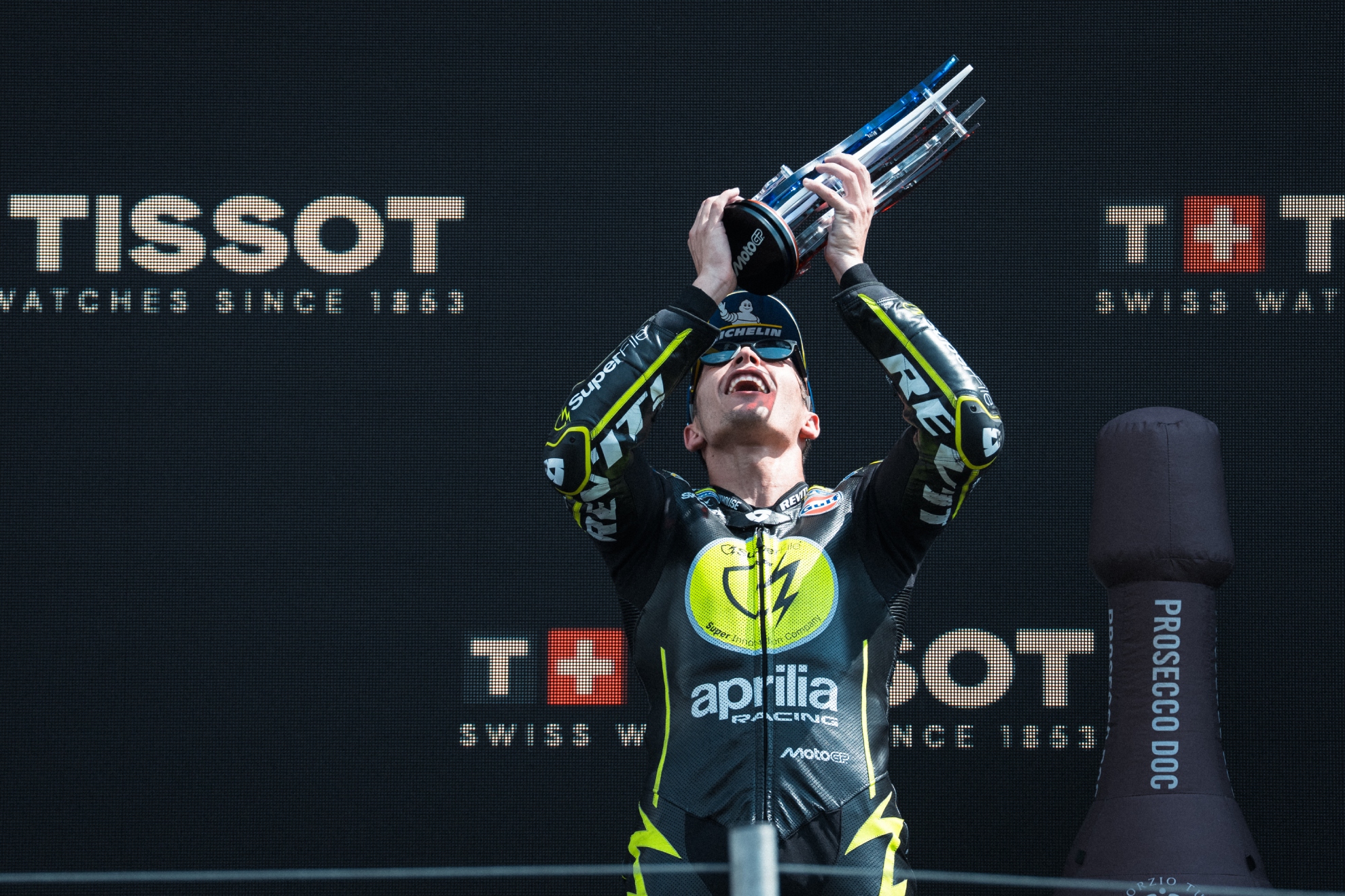 Raúl Fernández, con su trofeo. TRACKHOUSE
