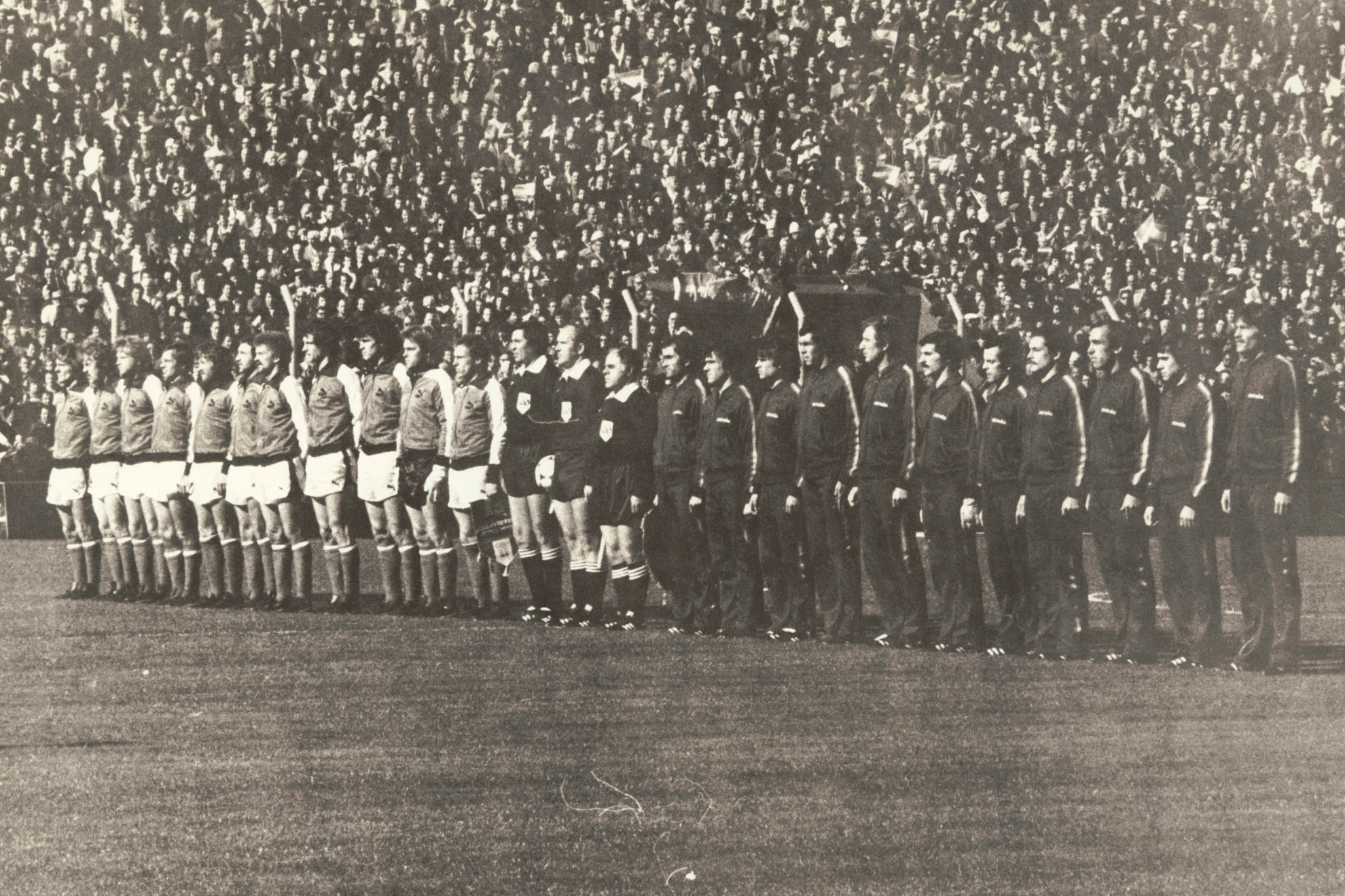 Los equipos de Austria y España antes del partido del Mundial de 1978. EFE