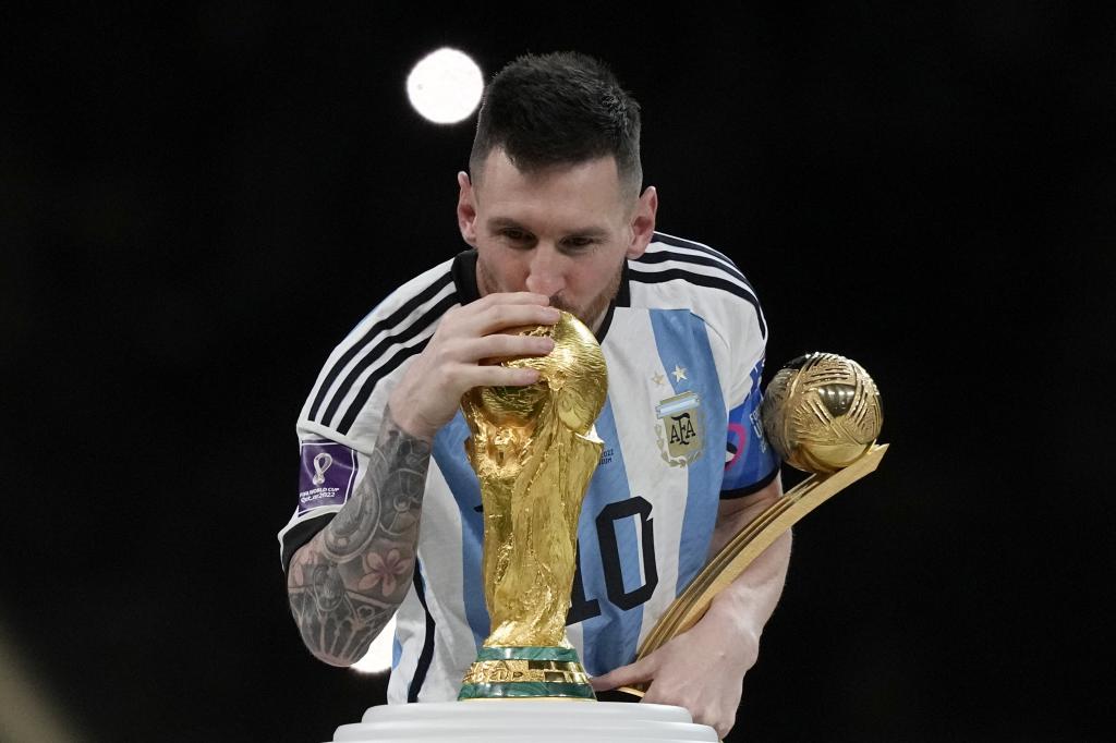 Messi kisses the 2022 World Cup.