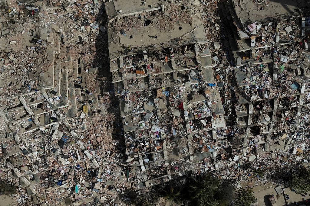 Edificios el sábado 27 de junio de 2026 que fueron dañados por los terremotos que sacudieron La Guaira, Venezuela, tres días antes. AP Foto/Matías Delacroix
