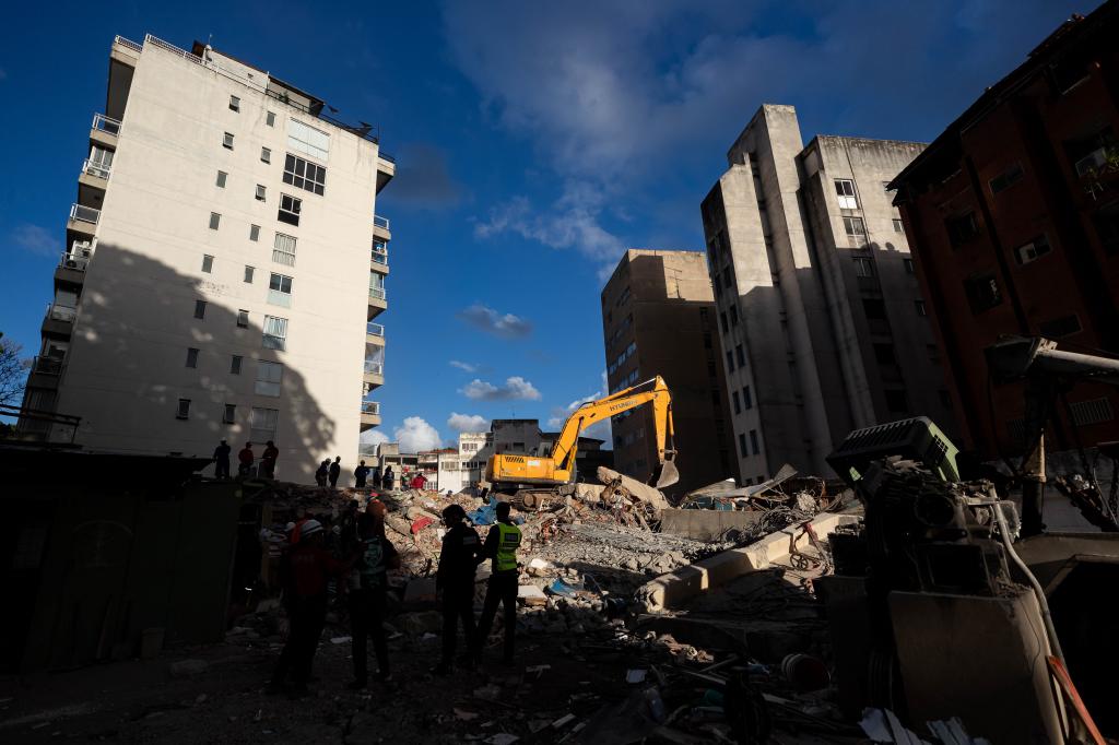Personas realizan labores de rescate en una zona afectada por un terremoto, este sábado en Caracas (Venezuela). EFE/ Ronald Peña R