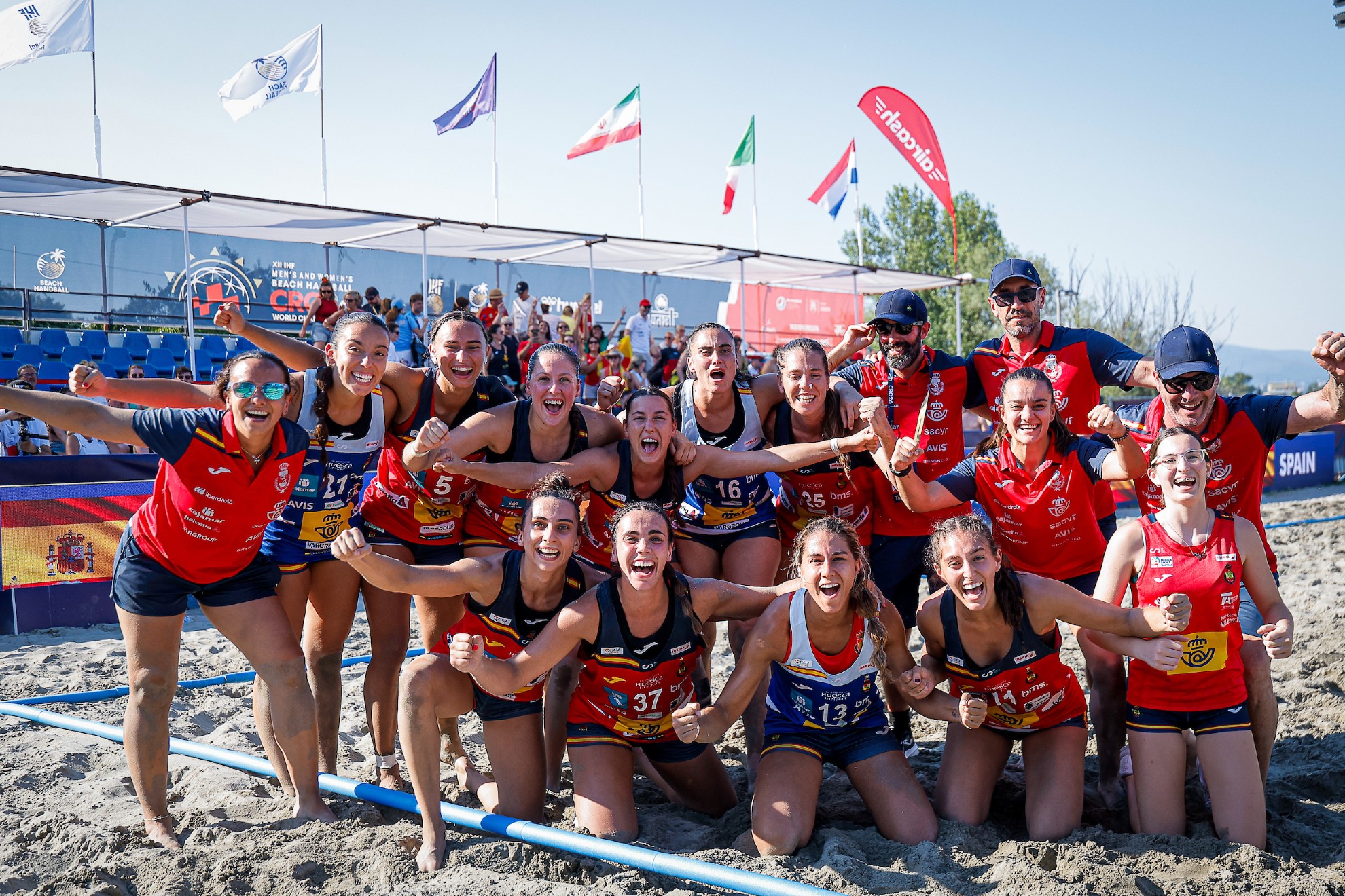 La selección española femenina celebra el bronce en el Mundial. Jozo Cabraja / kolektiff - IHF